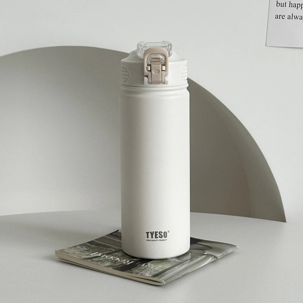 Nerezová izolovaná láhev na vodu s brčkem